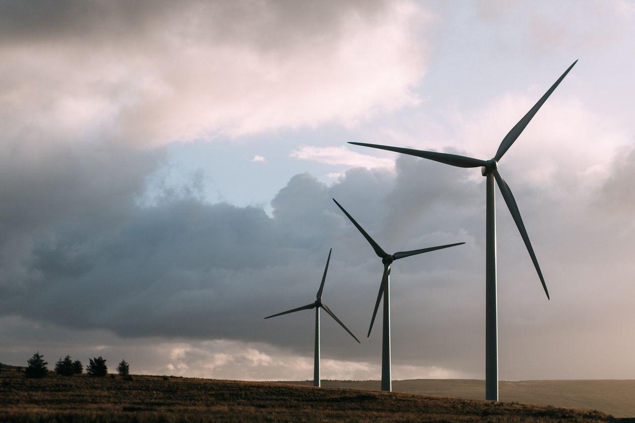 farma wiatrowa wiatraki energia odnawialna ekologia