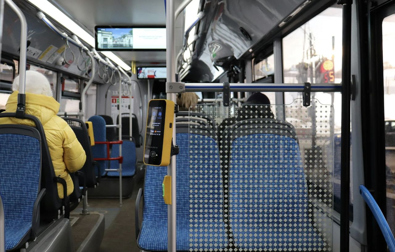 Atak w autobusie. Napastnik uderzył mężczyznę butelką w głowę (zdjecie ilustracyjne)