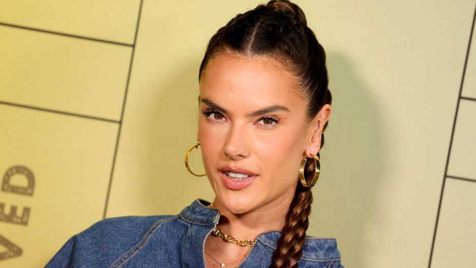 Alessandra Ambrosio sięgnęła po trend lat 60.