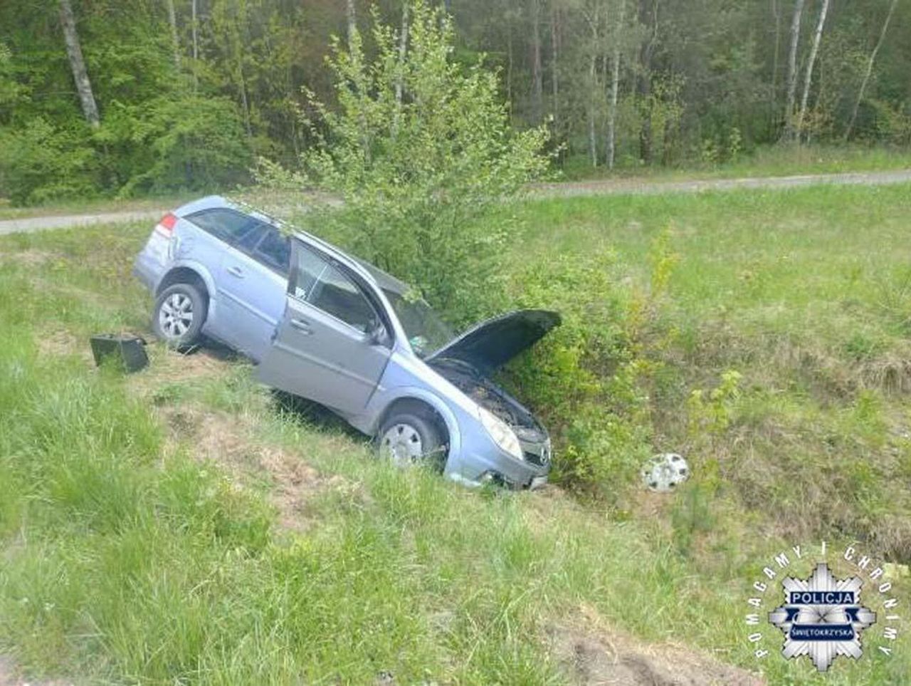 Włoszczowa. Policjant chciał pomóc kierowcy po wypadku, ale ten zaczął uciekać. Miał ponad 3 promile