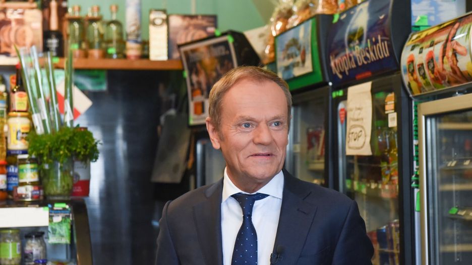 Donald Tusk w woj. lubelskim. Szef PO sprawdza ceny w sklepie
