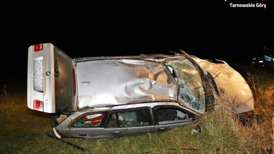 Śląsk. W miejscowości Łubie kierujący bmw stracił panowanie nad autem i wpadł do przydrożnego rowu.