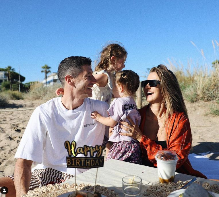 Robert Lewandowski z Anną Lewandowską i dziećmi