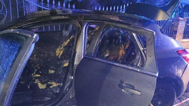 Pijany wsiadł za kierownicę opla. Auto uderzyło w drzewo i spłonęło (zdjęcia)