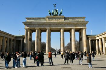 Nie tylko Polacy wyjeżdżają z Niemiec. Zostaje im o 300 euro więcej