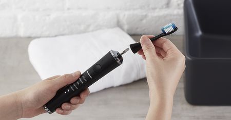 Szczoteczki soniczne, magnetyczne i rotacyjne. Która lepiej zadba o zęby?