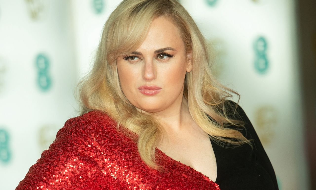 Rebel Wilson w oszałamiającej kreacji. Jej metamorfoza to efekt "roku zdrowia"