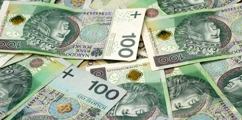 Oni mogą liczyć na 500 zł więcej pensji. Wiemy, kiedy przepisy wejdą w życie