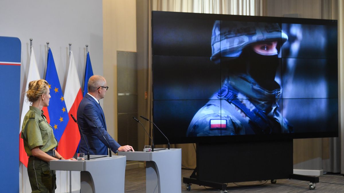 Warszawa, 21.09.2023. Wiceminister spraw wewnętrznych i administracji Błażej Poboży (P) oraz rzeczniczka Komendanta Głównego Straży Granicznej por. SG Anna Michalska (L) podczas konferencji prasowej w gmachu MSWiA w Warszawie, 21 bm. Wiceszef MSWiA poinformował, że w kinach studyjnych w całej Polsce projekcje filmu Agnieszki Holland "Zielona granica" będą poprzedzone spotem, przedstawiającym kontekst operacji hybrydowej, realizowanej przez reżim Łukaszenki na granicy RP. (amb) PAP/Piotr Nowak