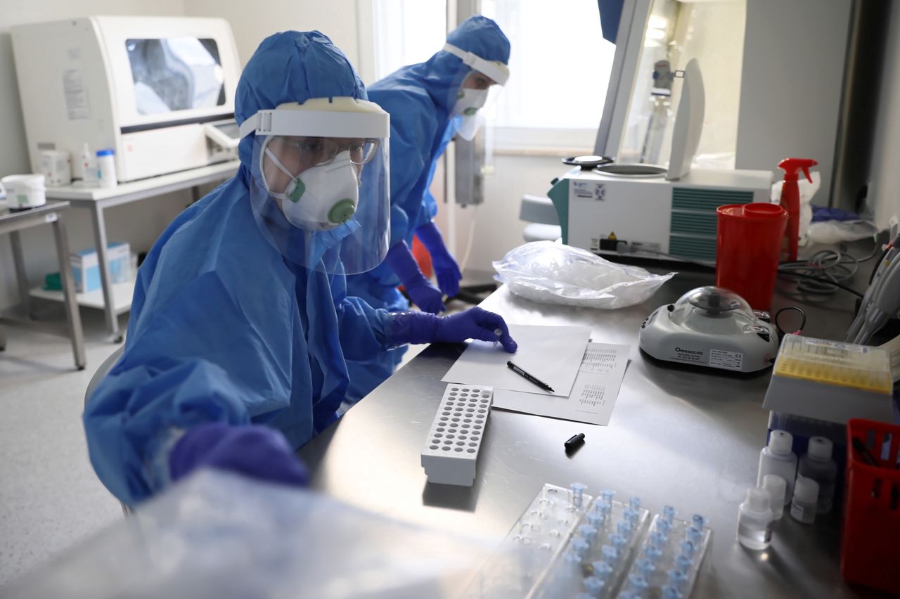 Koronawirus. Nowy szczep z Wielkiej Brytanii zyskał 17 mutacji, które pozwalają szybciej infekować ludzi