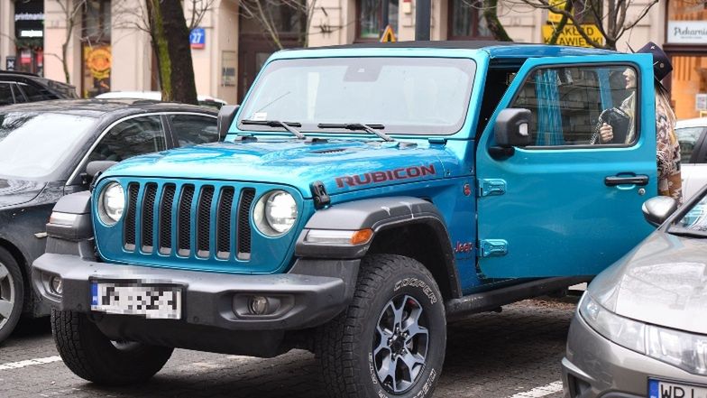 Zadowolona Agnieszka Woźniak-Starak w stylizacji "na włóczykija" mknie zrobić sobie NOWE PAZY