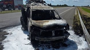Zarajec: Po uderzeniu przez busa osobówka stanęła w ogniu