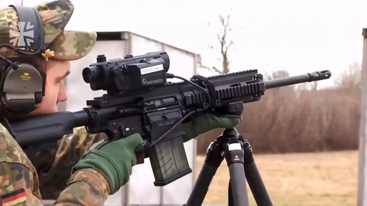 Niemiecki żołnierz z karabinem G27P (HK417) z zamontowanym modułem SMASH X4 od Smart Shooter.