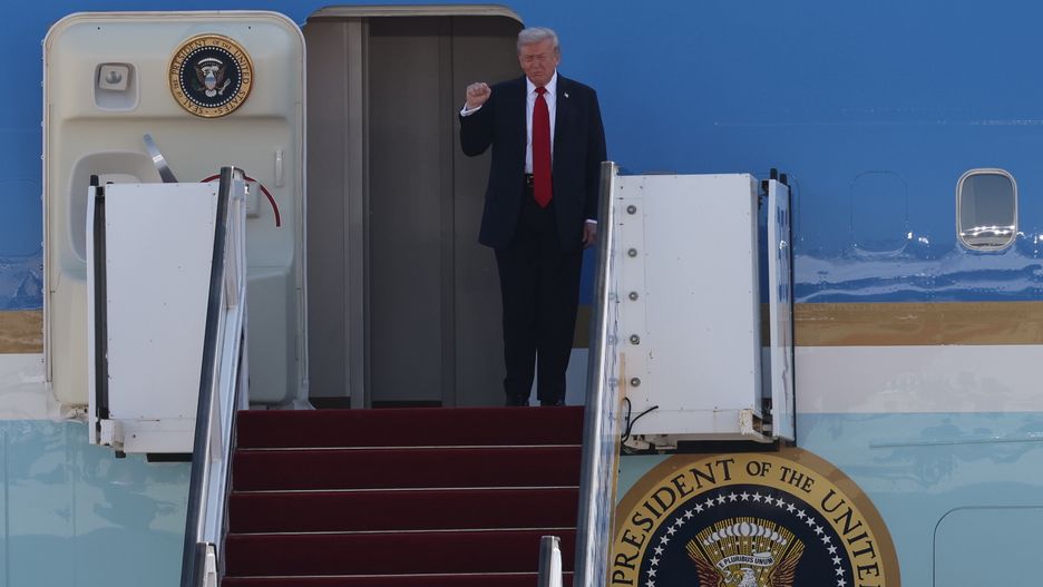 US President Donald Trump visits Israelepa12449877 US President Donald Trump arrives at Ben Gurion Airport in Tel Aviv, Israel, 13 October 2025. According to a parliament spokesperson for the Israeli Knesset, President Trump will deliver a speech at the Knesset on 13 October 2025 in light of a first phase ceasefire and hostages release deal between Israel and Hamas. US President Trump will then travel to Sharm el Sheikh, Egypt for a Peace Summit co-chaired with Egyptian President Abdel Fattah al Sisi and participation by around 20 world leaders with a goal to end the war in the Gaza Strip and enhance efforts to bring peace and stability to the Middle East.  EPA/ABIR SULTAN Dostawca: PAP/EPA.ABIR SULTANflags, airport, trump visit, Knesset