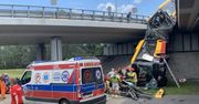 Wypadek na S8 w Warszawie. Autobus spadł z mostu
