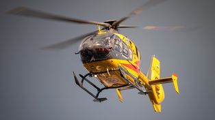 Sieradz: Hyundai uderzył w drzewo. 20-latka przewieziona śmigłowcem do szpitala