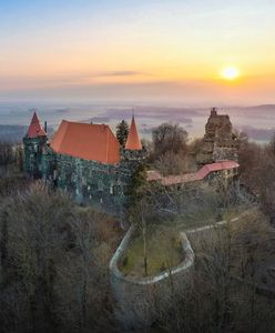 Jeden z najpiękniejszych zamków w Polsce. Znajduje się w Krainie Wygasłych Wulkanów