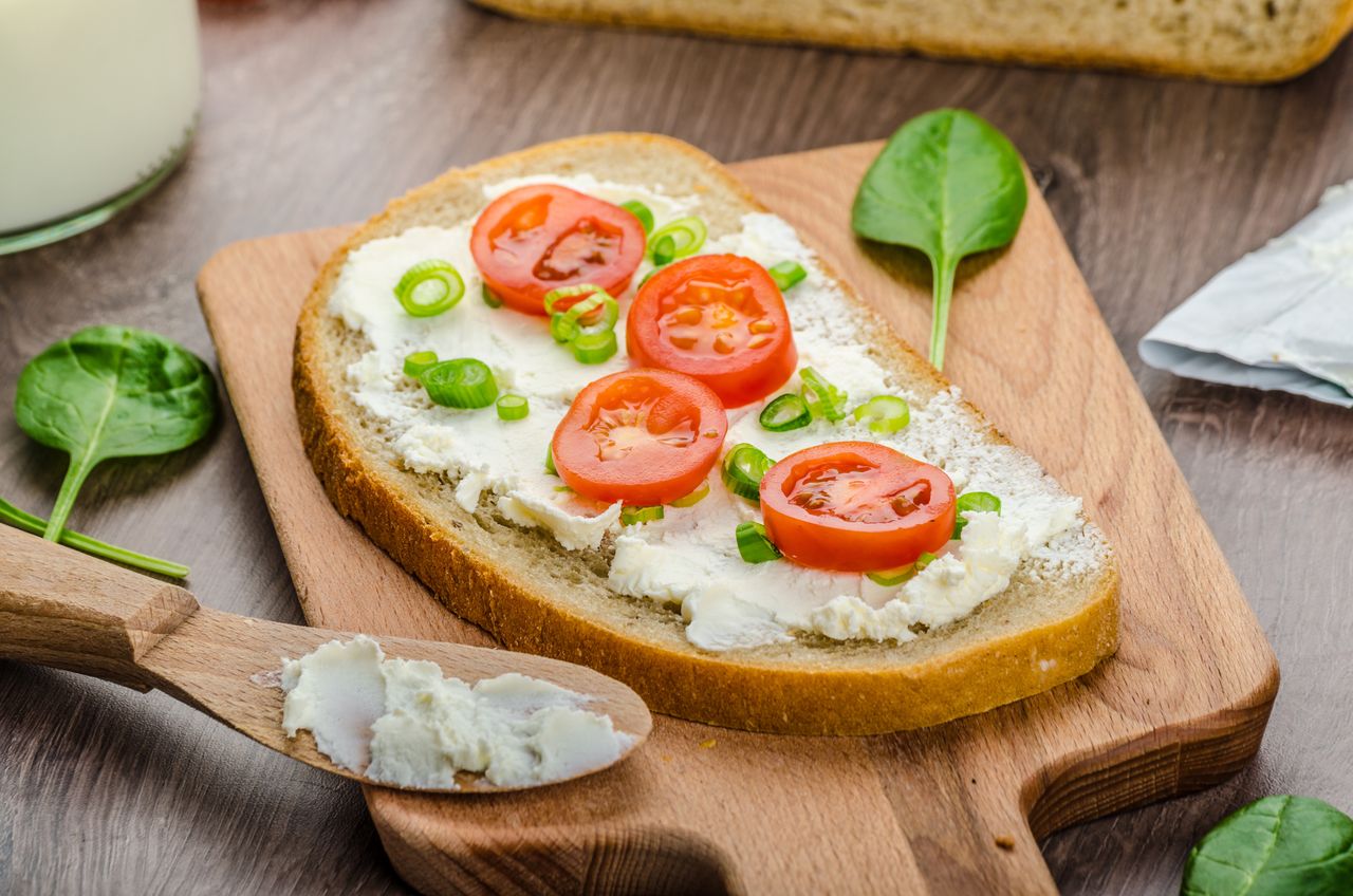 Jak wybrać dobry serek kanapkowy? Na to zwróć szczególną uwagę