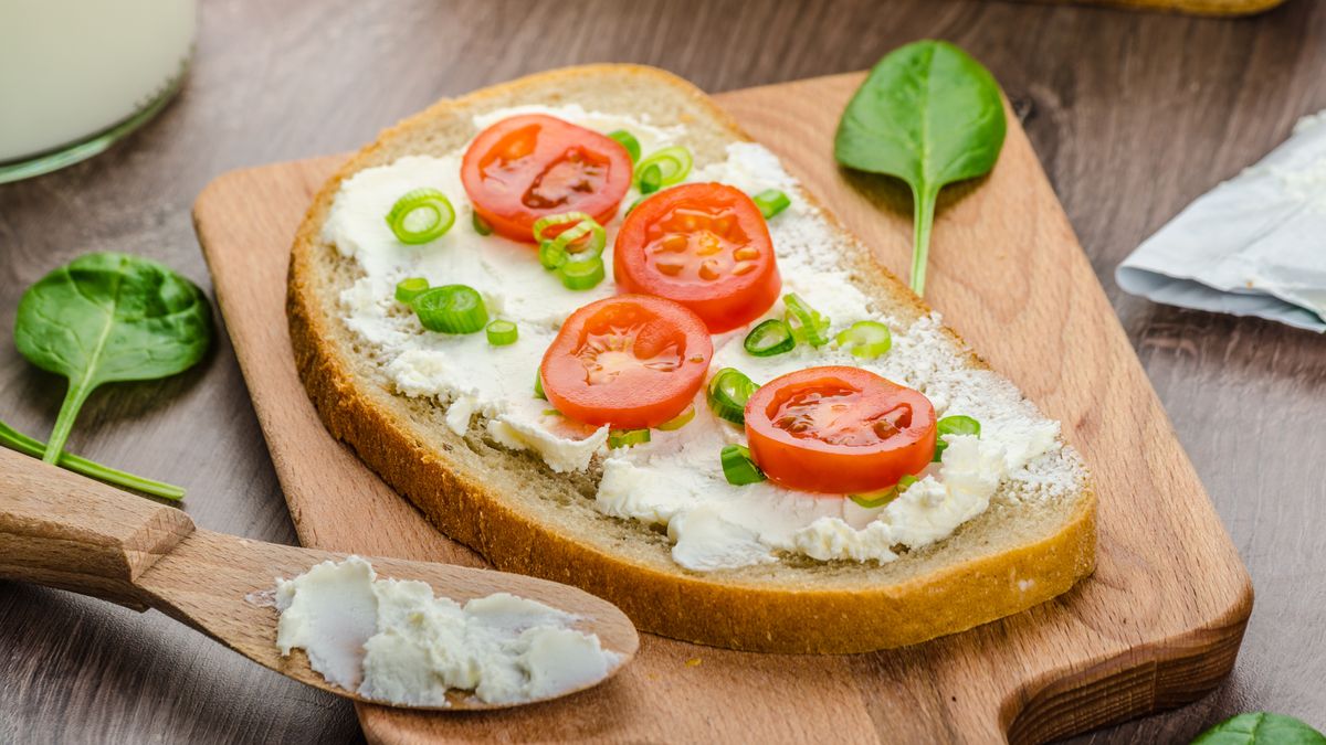 Kanapka z serkiem i pomidorkami koktajkowymi