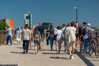 Zarabiasz mniej? Jesteś niski lub masz trudne nazwisko. Do przełomu daleko [OPINIA]