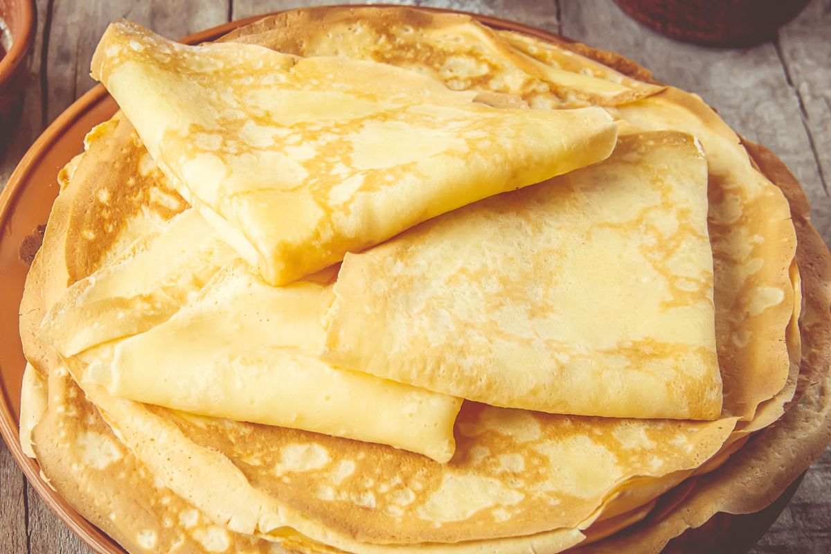 Na śniadanie smażę górę śmietankowych naleśników. Tak elastyczne, że nie rwą się przy obracaniu