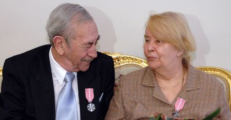 Trzymała go za rękę na łożu śmierci. Byli razem ponad 60 lat
