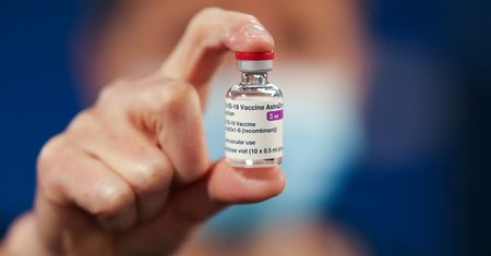 AstraZeneca. Kraje UE zawieszają szczepienia. Ekspert nie kryje zaskoczenia
