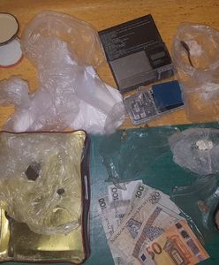 Warszawa. 61-latek w słoikach zamiast przetworów miał prawie 300 gramów narkotyków