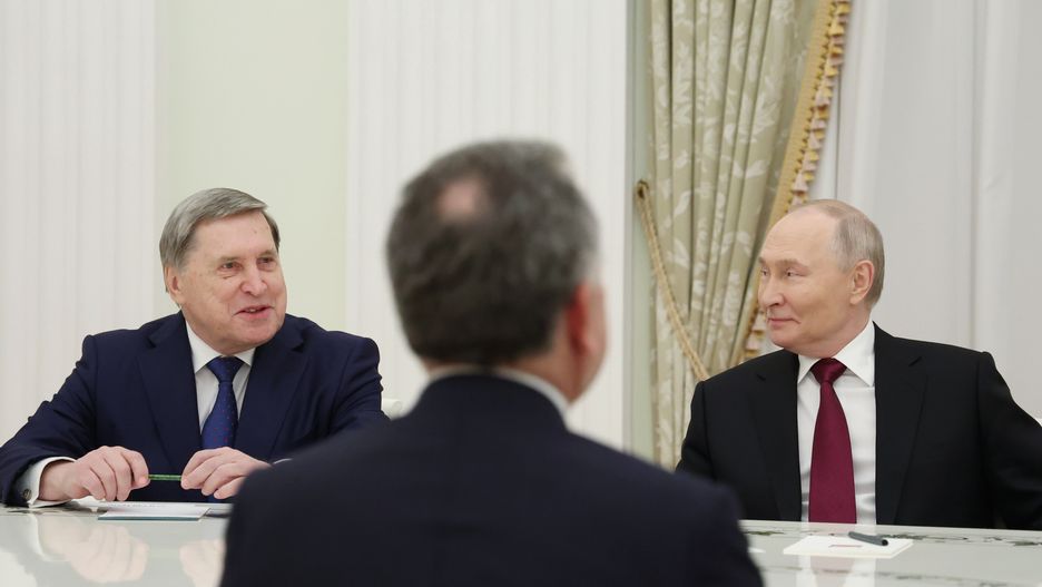 Russian President Vladimir Putin (R) and Russian Presidential Aide Yury Ushakov (L) meet with US Presidential Envoy Steve Witkoff (C) at the Kremlin in Moscow, Russia, 02 December 2025. Putin received Witkoff and Kushner to discuss US President Trump's 'peace plan' for Ukraine. EPA/ALEXANDER KAZAKOV / SPUTNIK / KREMLIN POOL MANDATORY CREDIT Dostawca: PAP/EPA.