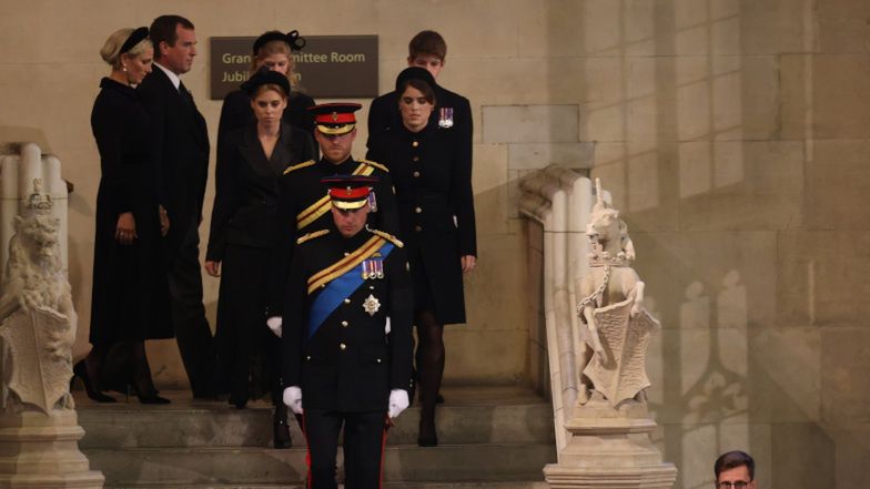 Wnuki królowej Elżbiety II czuwają przy jej trumnie