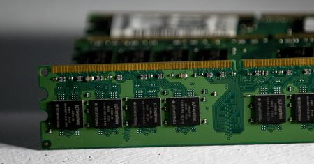 Pamięci RAM i NAND stanieją w 2022 roku. Niestety, dopiero pod koniec