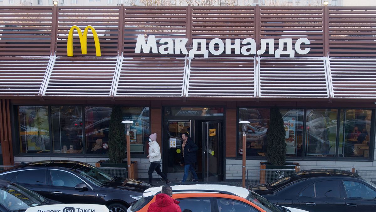 McDonald's wstrzymał działalność w Rosji, ale nie całkiem. Placówki franczyzowe pracują w najlepsze 