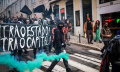 Działo się w nocy. Wrze na ulicach Lizbony