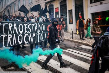 Działo się w nocy. Wrze na ulicach Lizbony