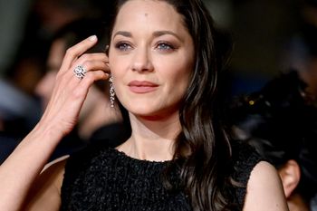 Złamała dress code w Cannes? Wskoczyła w "nagą" sukienkę