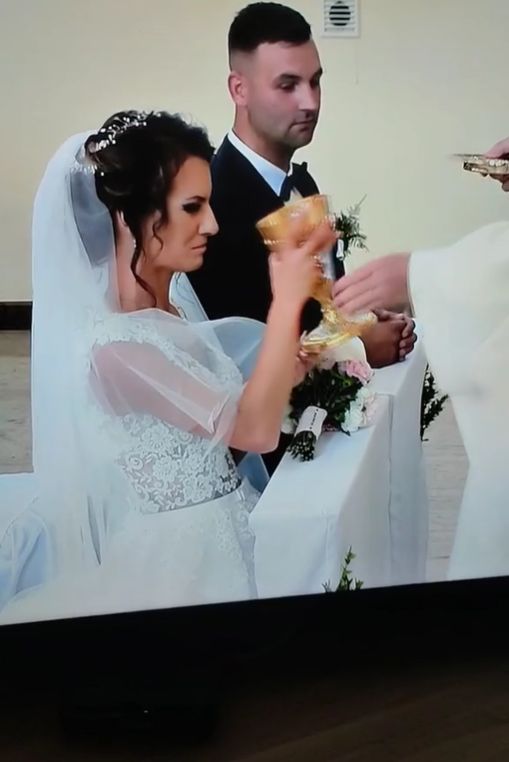 Panna młoda uraczyła się winem mszalnym podczas ślubu. Jej reakcja była BEZCENNA (WIDEO)