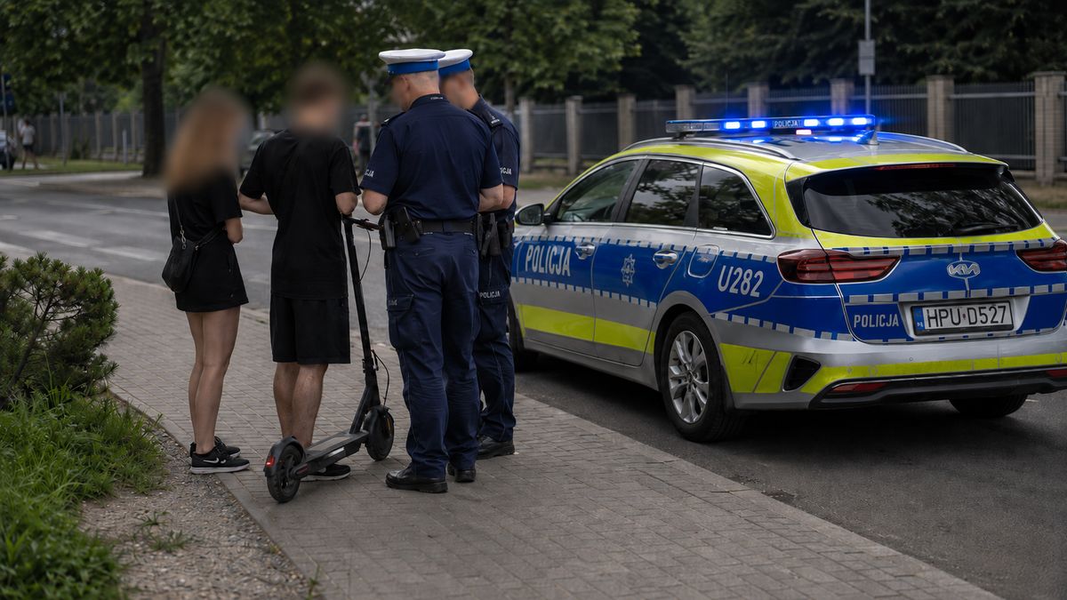 Policjant kontroluje nastolatka na hulajnodze elektrycznej w Zło
