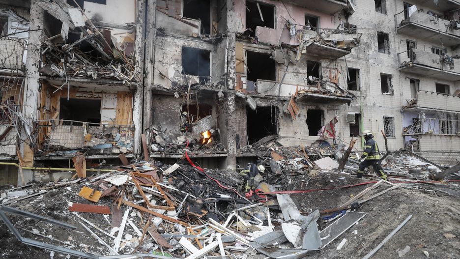 epa09783570 Aftermath of an overnight shelling at a residential area in Kiev, Ukraine, 25 February 2022. Russian troops entered Ukraine on 24 February prompting the country's president to declare martial law.  EPA/SERGEY DOLZHENKO Dostawca: PAP/EPA.