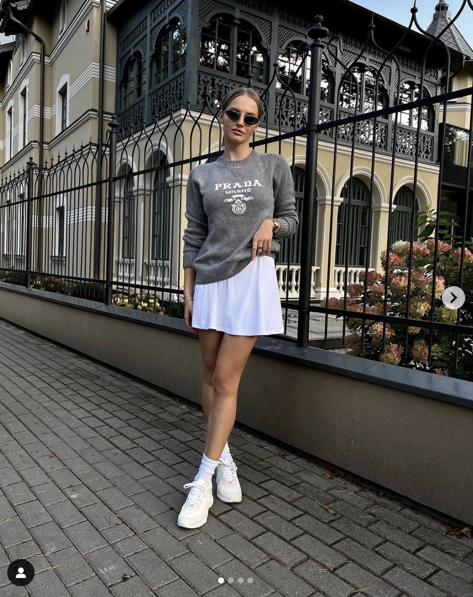 Karolina Pisarek w szarym sweterku
