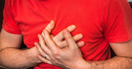 Nie zawsze wskazuje na zawał. Sprawdź, czy bólowi towarzyszy ten objaw