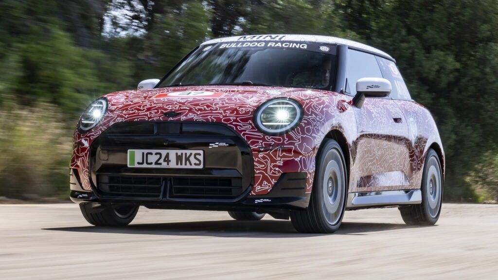 Mini JCW E w kamuflażu