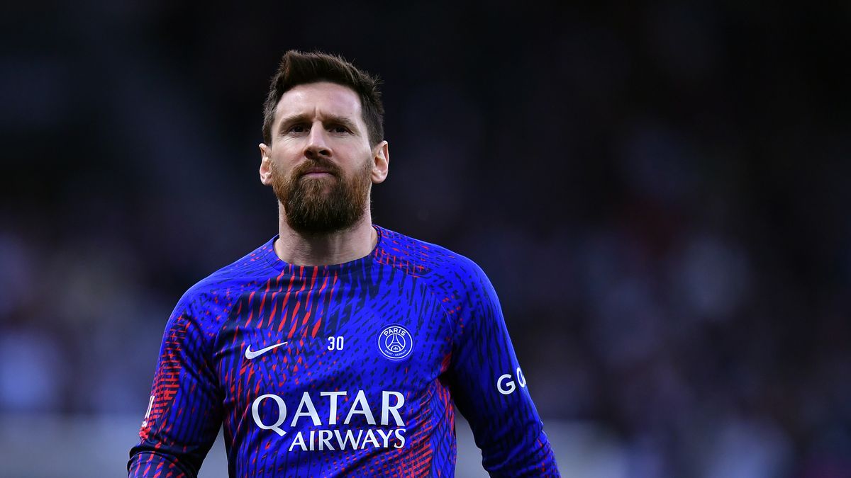 ANGERS, FRANCE - APRIL 21: Leo Messi of Paris Saint-Germain warms up before the Ligue 1 match between Angers SCO and Paris Saint-Germain at Stade Raymond Kopa on April 21, 2023 in Angers, France. (Photo by Aurelien Meunier/Getty Images )