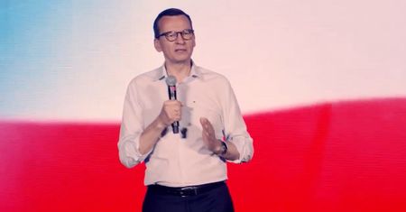 Mateusz Morawiecki chce "cofnąć" Unię Europejską. Neguje dwa traktaty