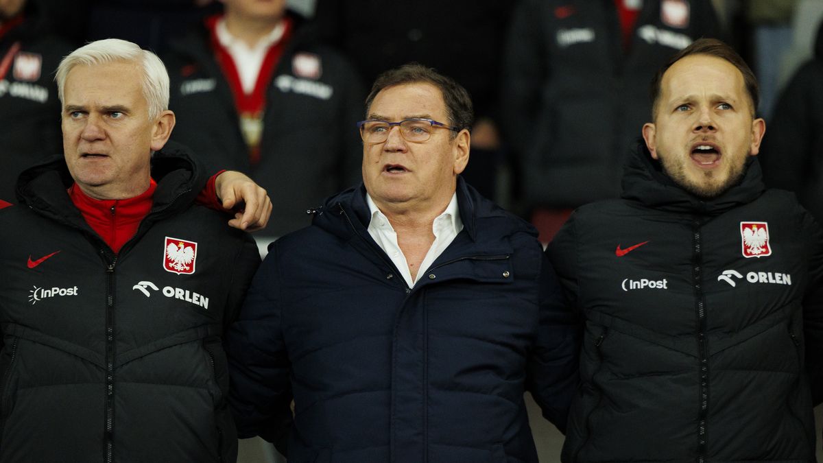KAUNAS, LITHUANIA - OCTOBER 12: Poland Head Coach Jan Urban (C) and team staff sing their national anthem prior to the FIFA World Cup 2026 qualifier match between Lithuania and Poland at Darius and Girnas Stadium on October 12, 2025 in Kaunas, Lithuania. (Photo by Maciej Rogowski/Eurasia Sport Images/Getty Images)