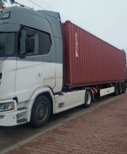 Deklarował, że wiezie ubrania. Kłamał. To odkryli śledczy w ciężarówce