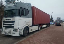 Deklarował, że wiezie ubrania. Kłamał. To odkryli śledczy w ciężarówce