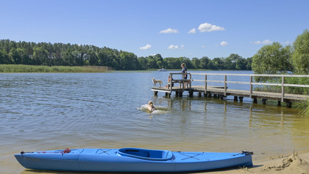 Kayak, Vilzsee, Mecklenburg-Western Pomerania, Germany Kajak, Vilzsee, Mecklenburg-Vorpommern, Germany. (Photo by: Bildagentur-online/Schoening/Universal Images Group via Getty Images)