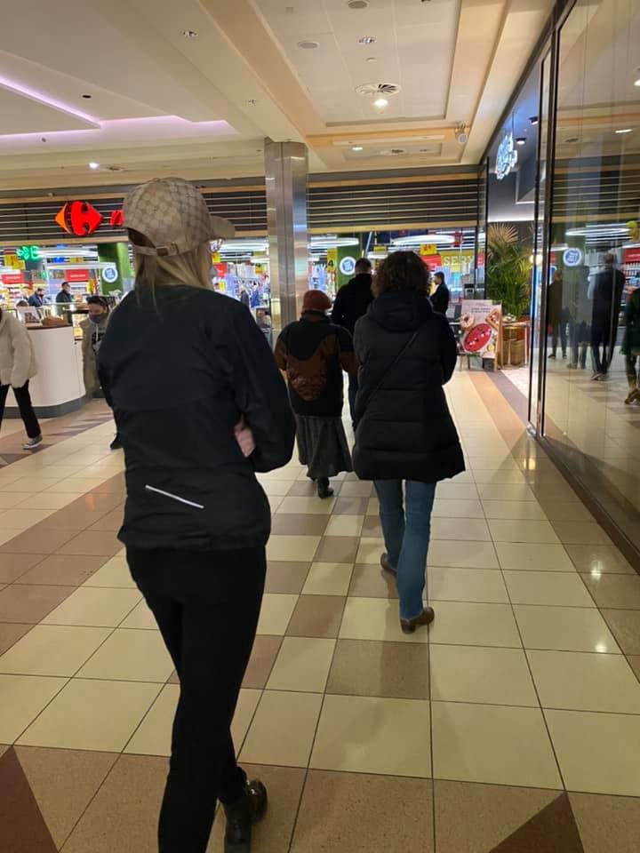 Kolejka do Carrefoura w warszawskiej galerii Sadyba BEST Mall