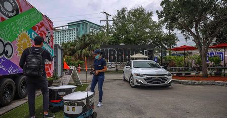 Roboty dostarczą jedzenie w Tokio. Rewolucja się rozlewa