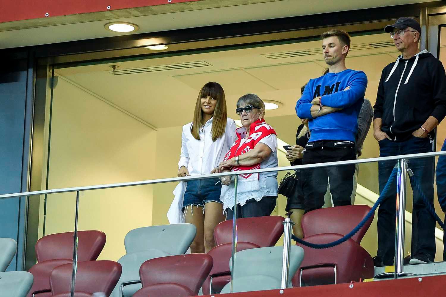 Anna Lewandowska z babcią i bratem na meczu Polska-Austria